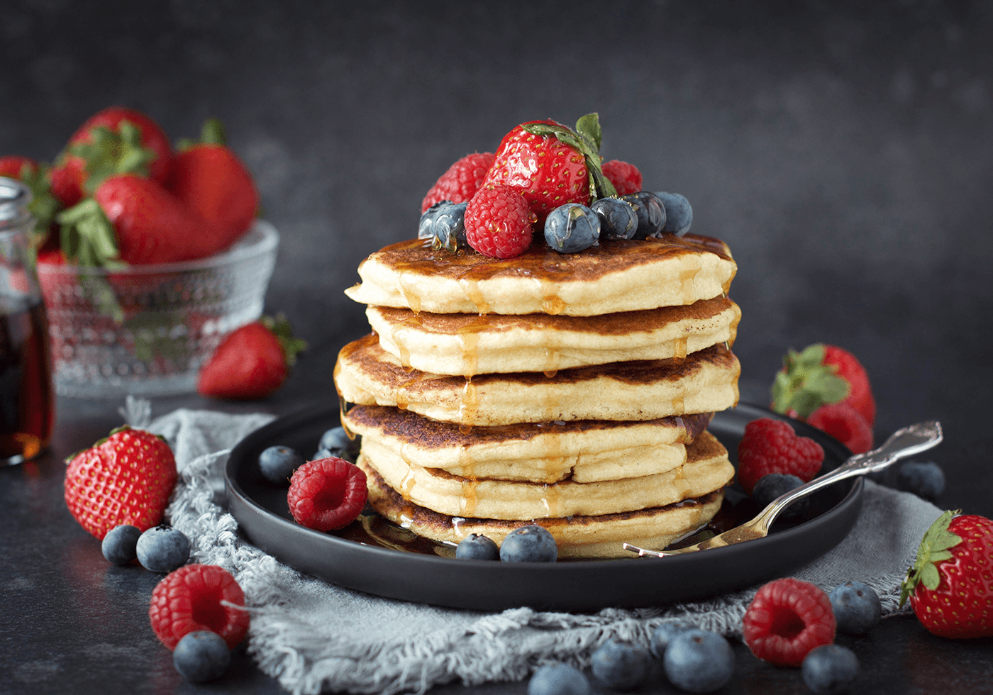 Glutenfria amerikanska pannkakor med fiberhusk. Toppade med jordgubbar, hallon, blåbär och maple syrup