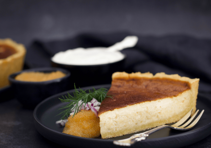 Recept på glutenfri västerbottenpaj med fiberhusk, serverad med creme fraiche, löjrom och rödlök