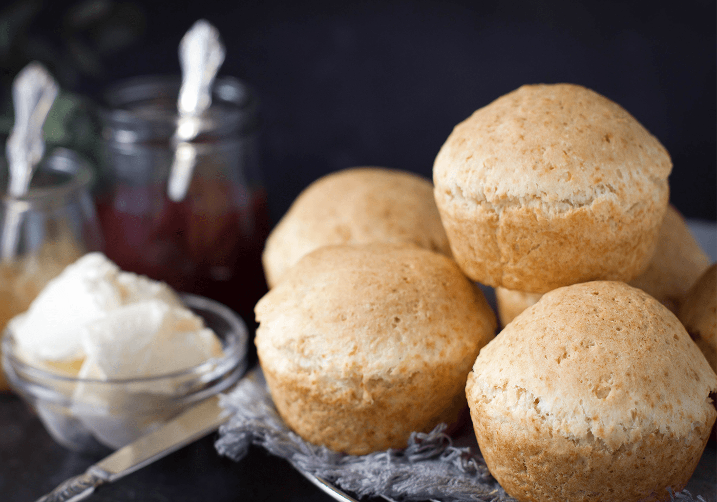 Glutenfria scones med fiberhusk som är serverade med clotted cream och marmelad