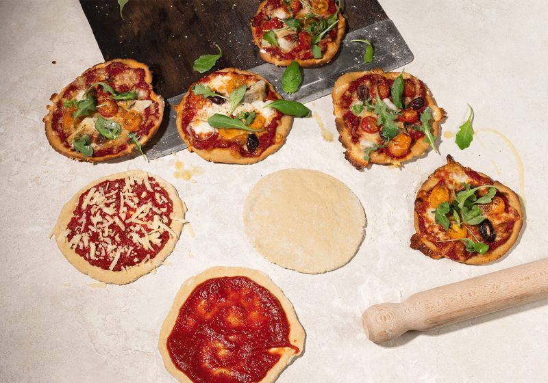 Glutenfri pizza och pizzadeg med FiberHUSK. Pizzorna är toppade med tomatsås och ost och basilika